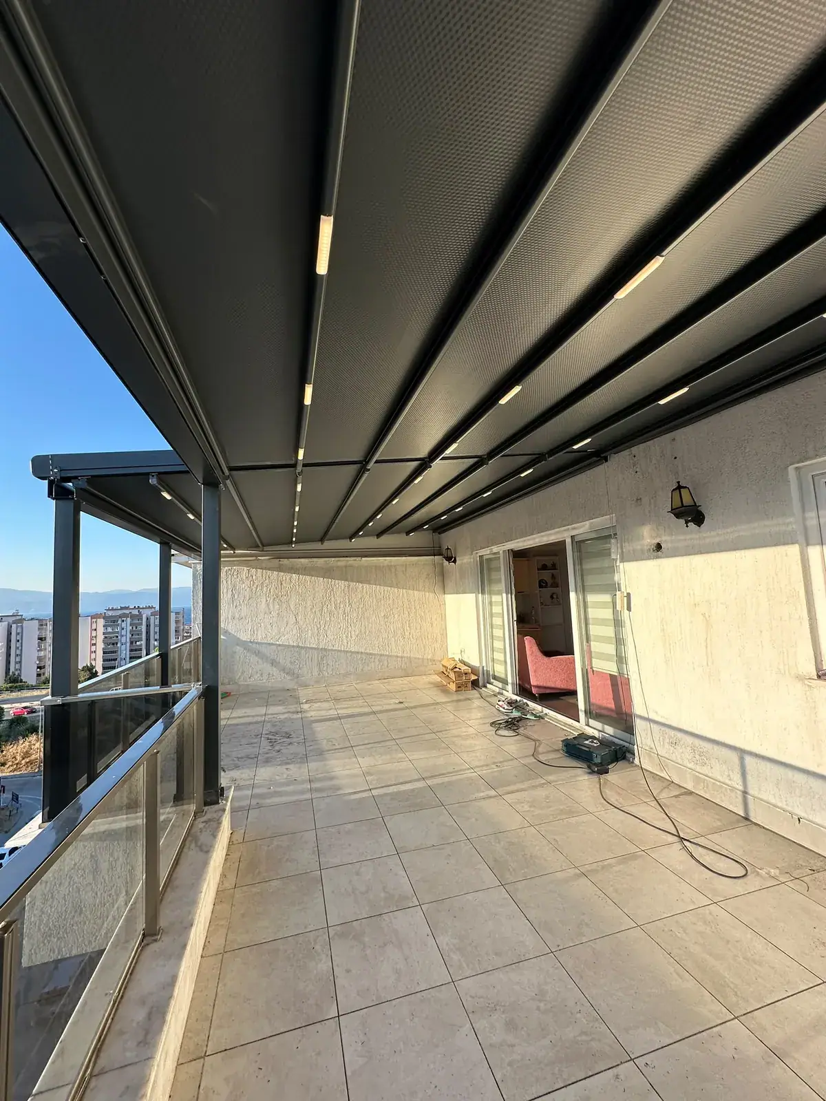 Uzun balkon boyunca kurulan motorlu pergola tente
