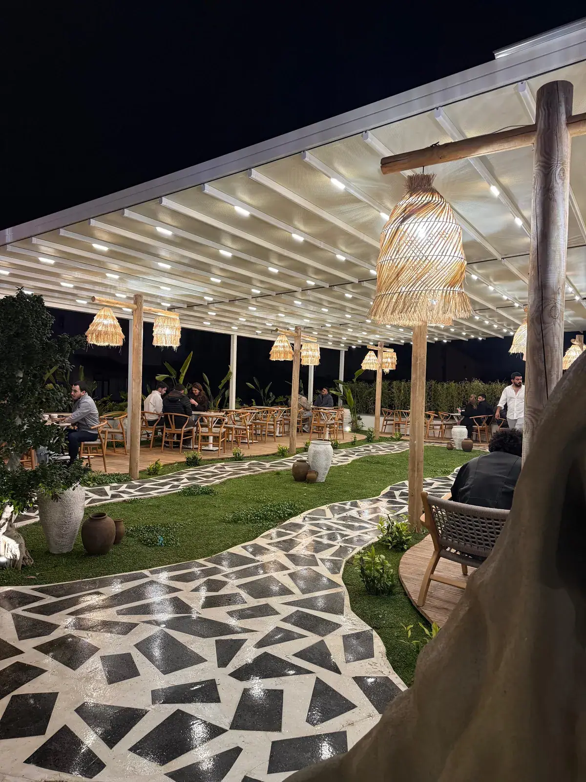 Kafe bahçesinde gece LED aydınlatmalı açılır kapanır pergola tente