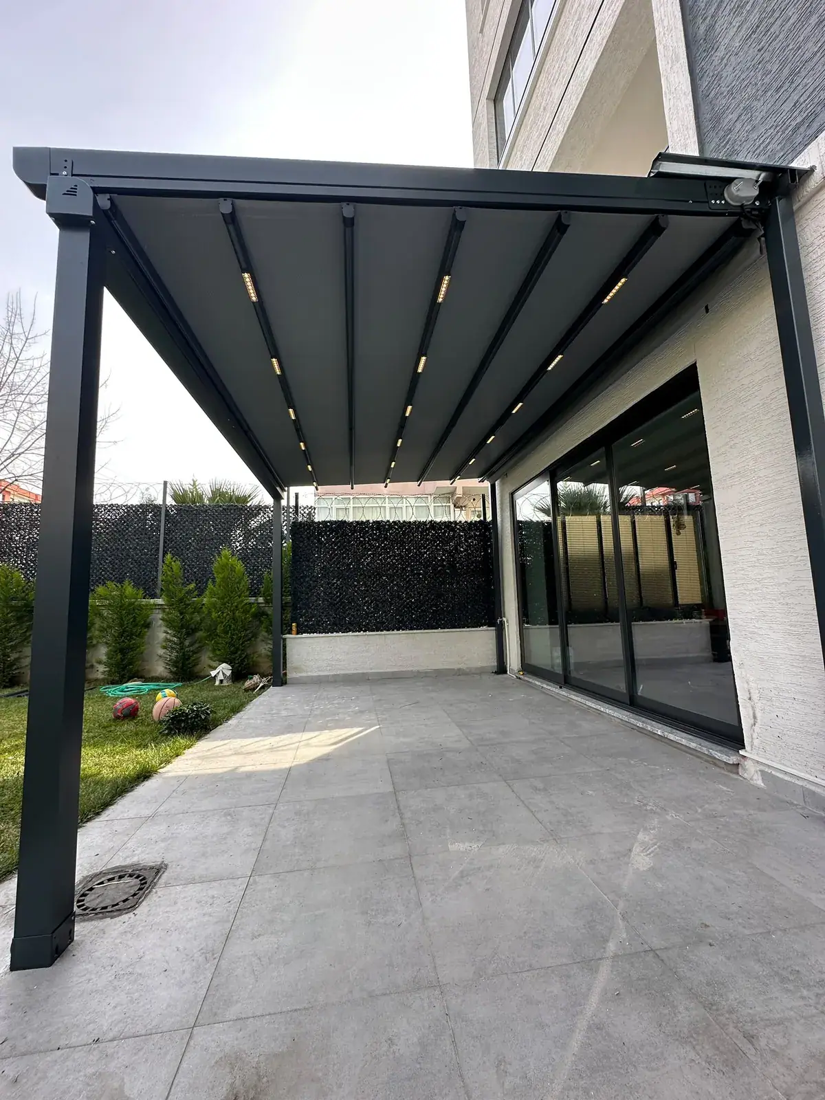 Müstakil evin zemin terasına kurulan pergola tente