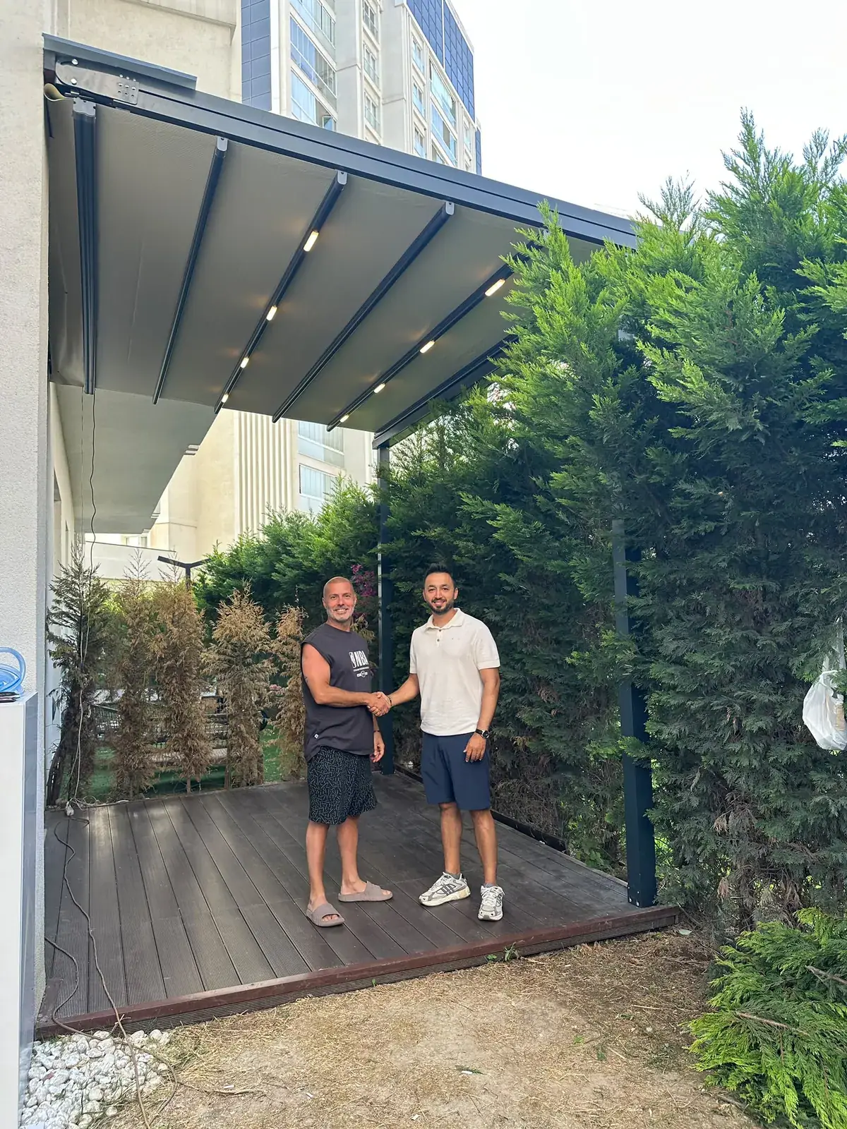 Villa bahçesi pergola projesi teslimatında müşteriyle tokalaşma