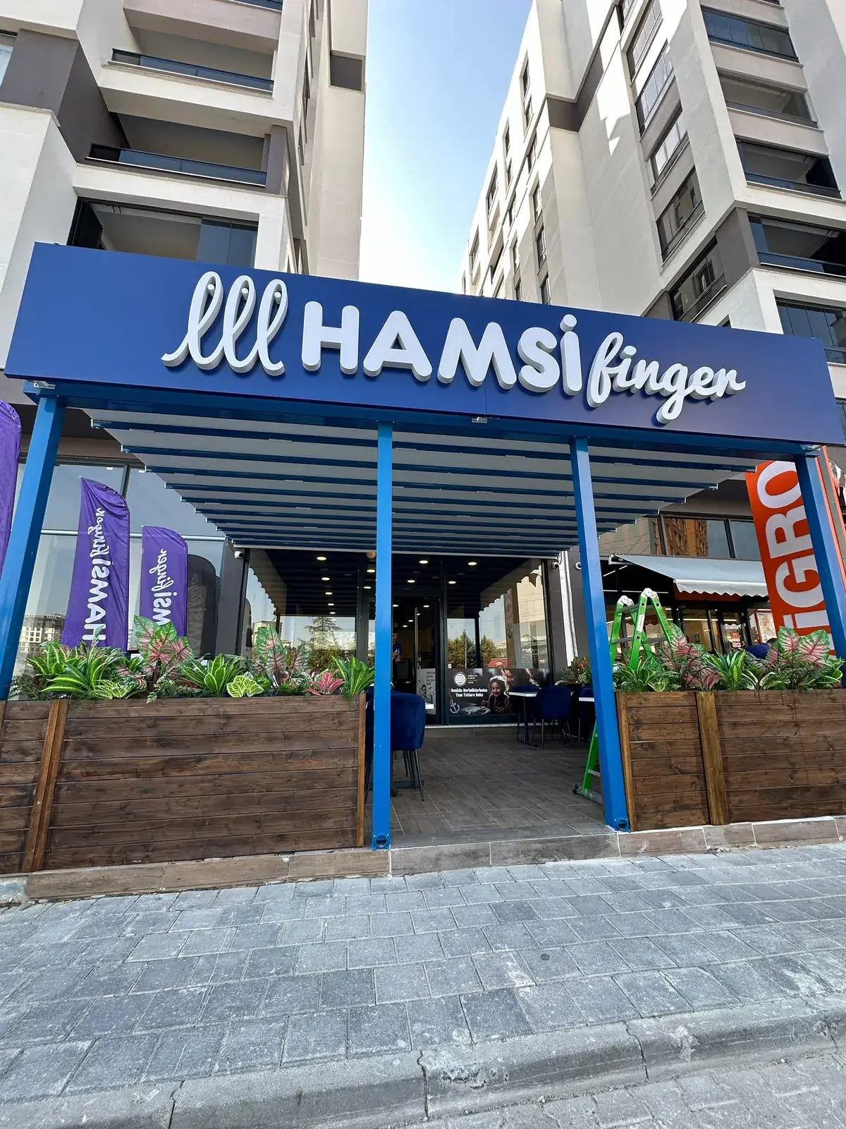 Restoran için kurumsal mavi renkte boyanmış pergola tente sistemi
