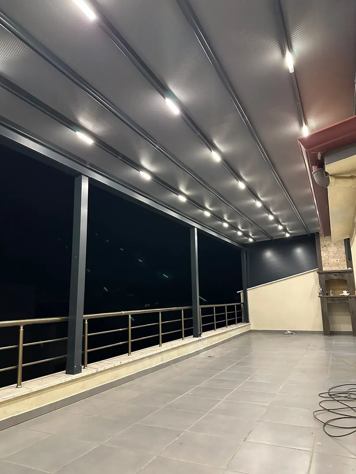 Teras kapatma için kurulan LED spotlu pergola tente