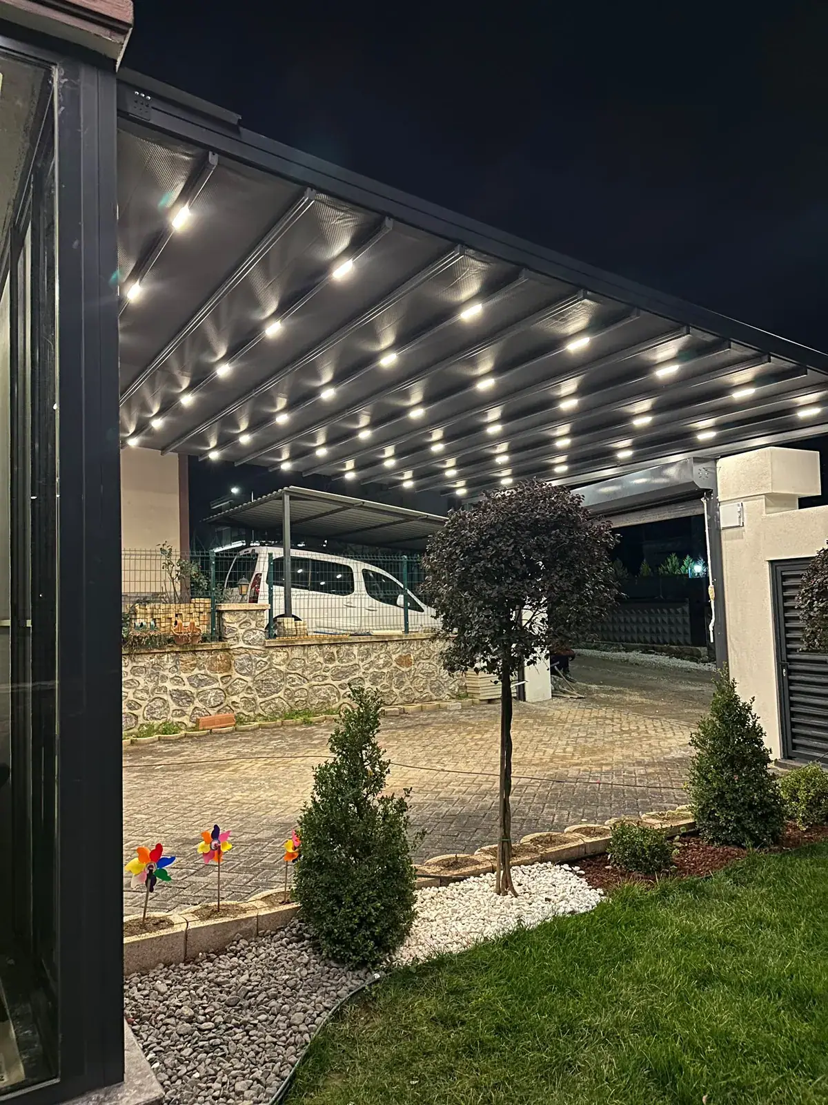 Bursa'da kurduğumuz LED aydınlatmalı motorlu pergola tente projesi, gece görünümü